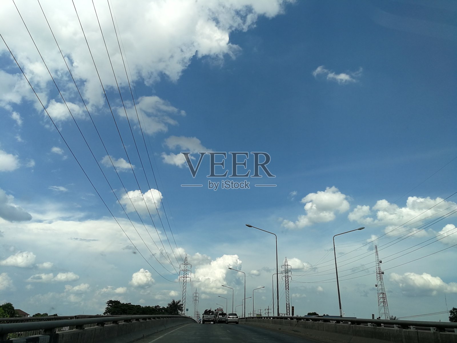 马路上的云朵和蓝天。照片摄影图片