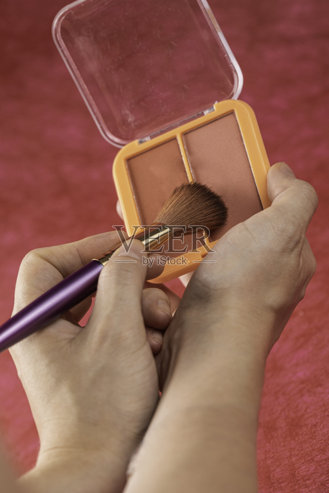 漂亮的粉色腮红和化妆刷照片摄影图片