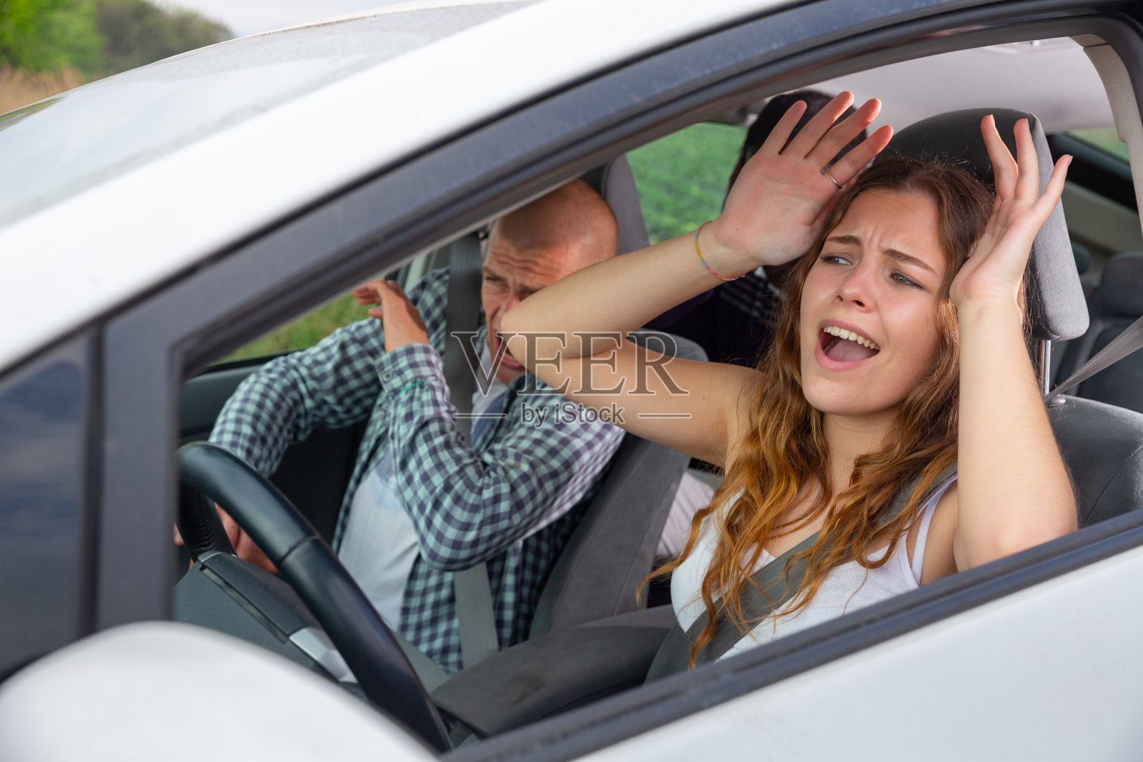 男人和女人在撞车前一秒恐惧地尖叫照片摄影图片