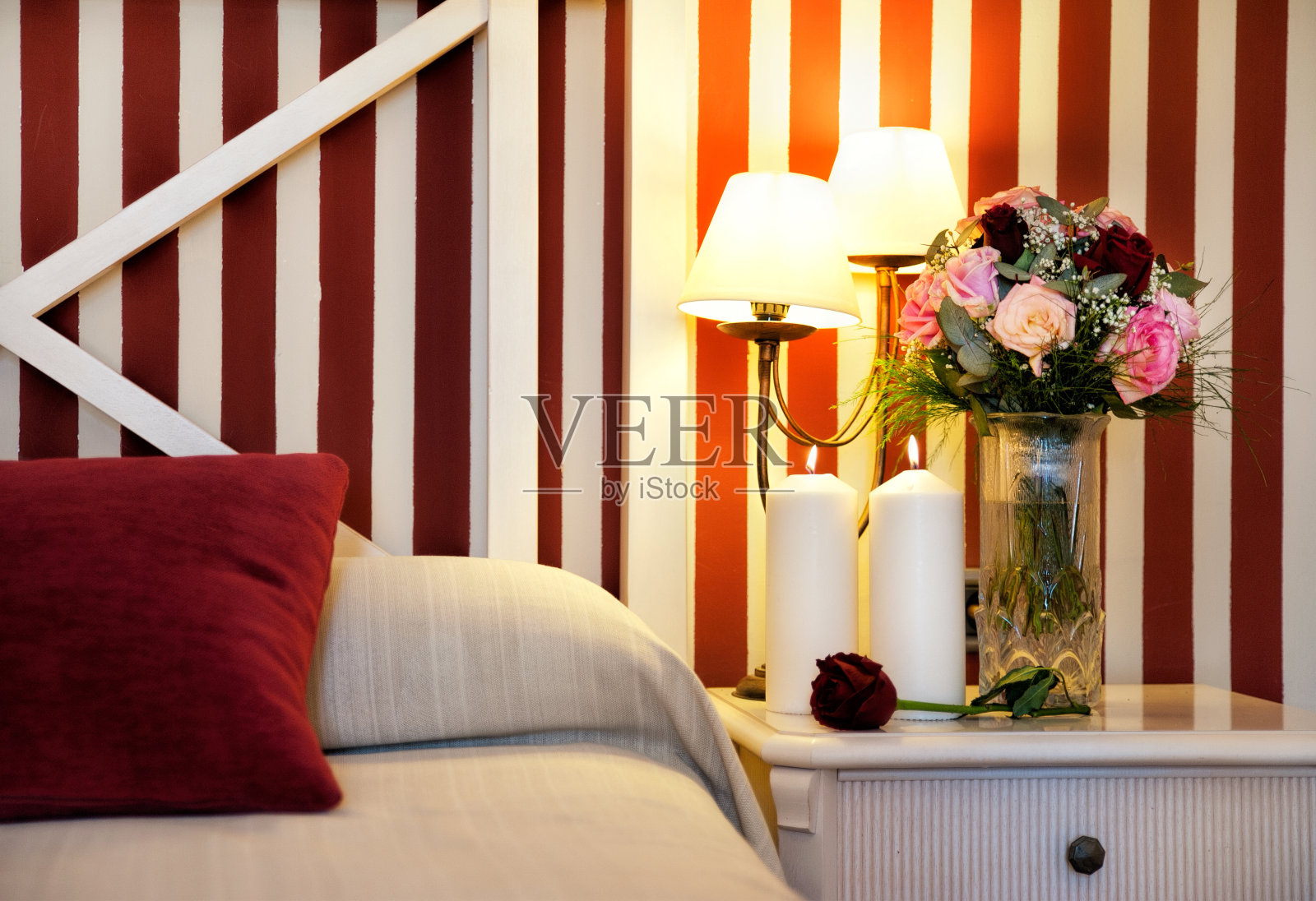 温馨的卧室特写在深红色色调和浪漫的细节照片摄影图片