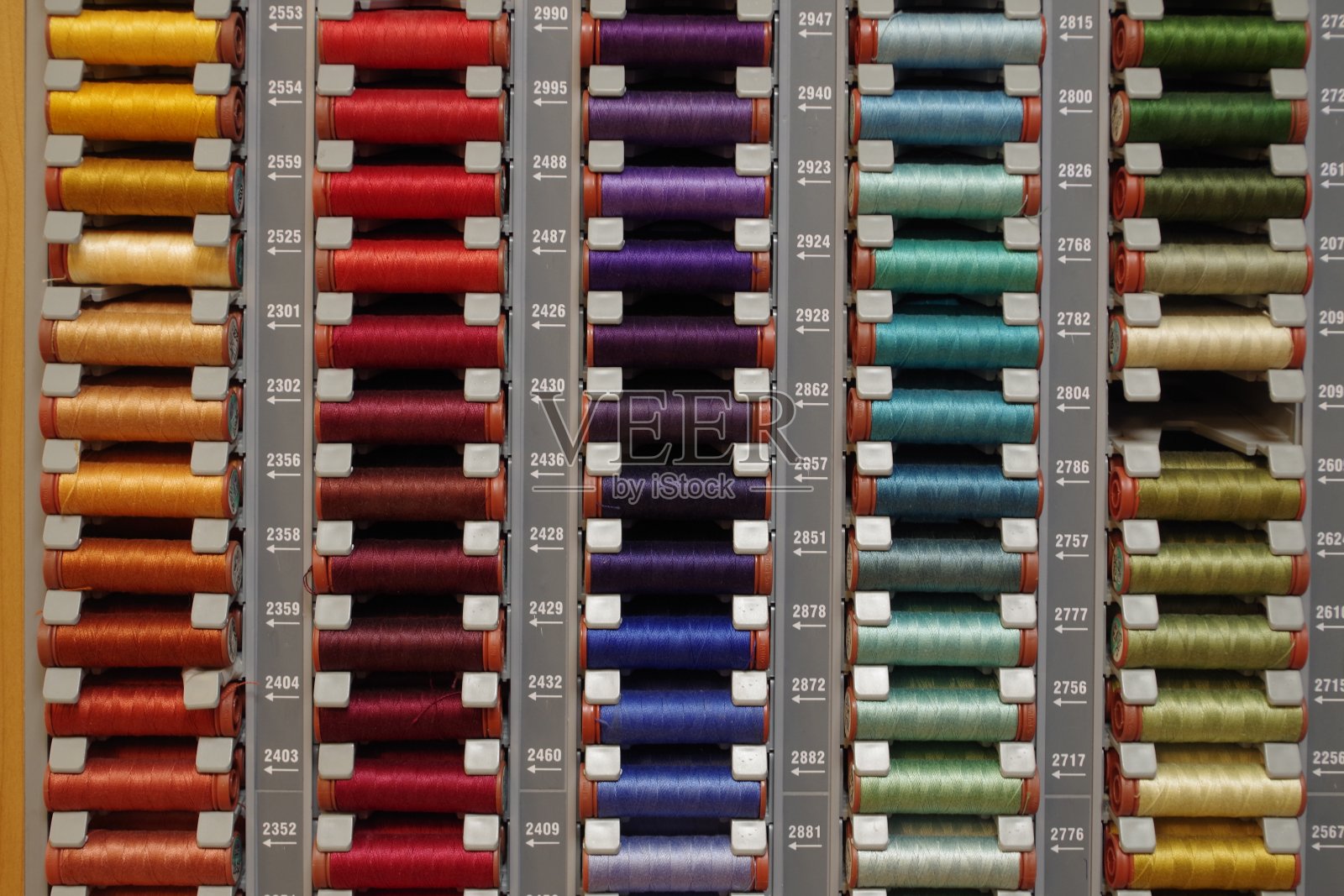 彩色棉线筒子在一个古董店的零售展示与所有纺织项目。照片摄影图片