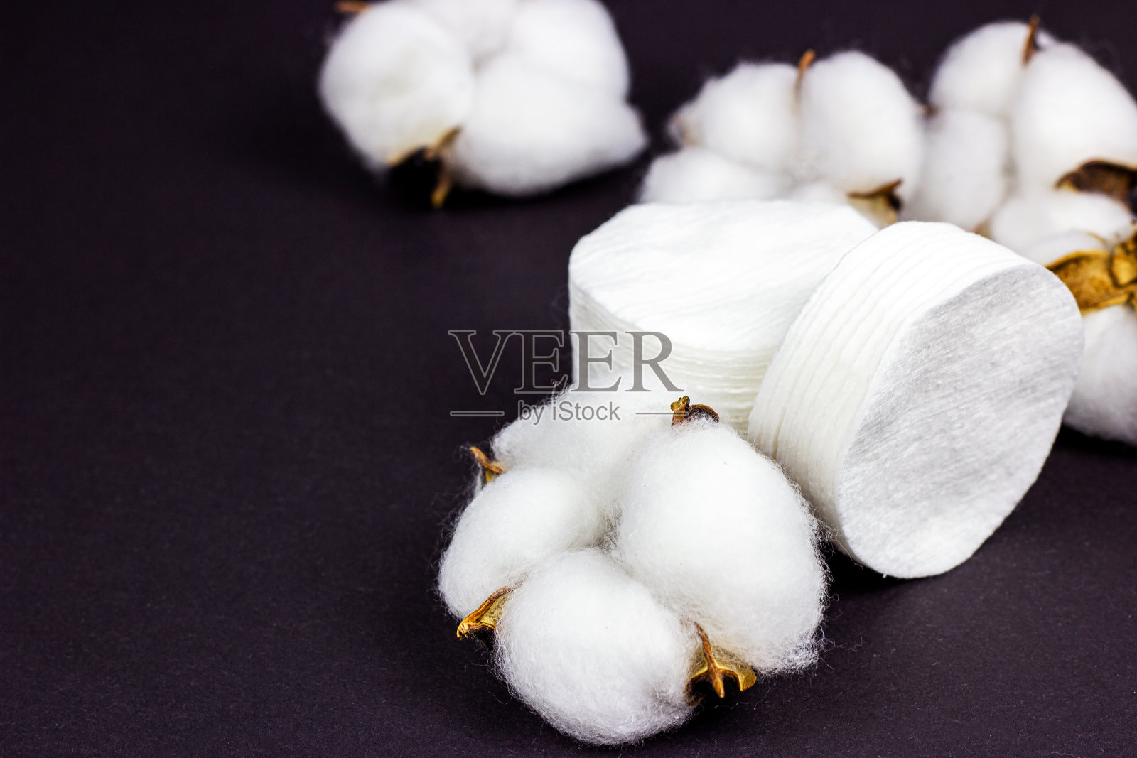 白色柔软的卫生保健棉垫与拷贝空间在黑色的背景照片摄影图片