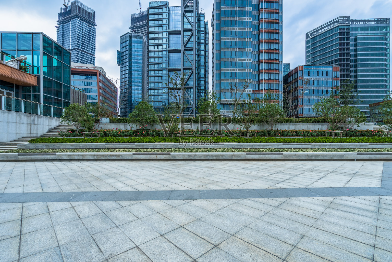 城市里空荡荡的人行道和现代化的建筑照片摄影图片