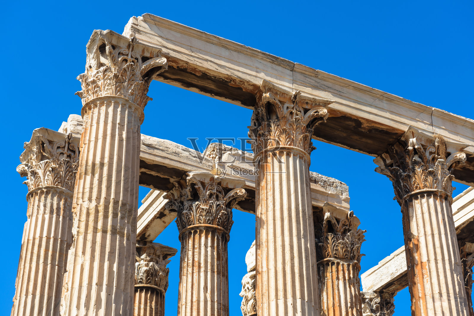 希腊雅典奥林匹亚宙斯古庙。科林斯柱在蓝天背景照片摄影图片