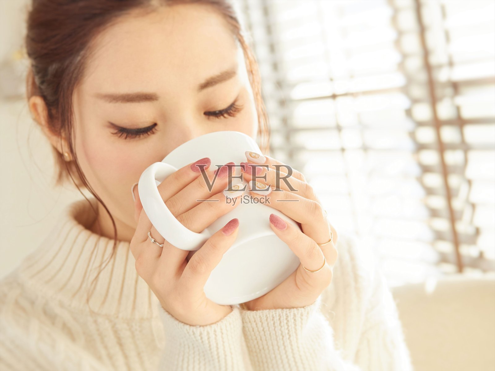 亚洲女人放松与饮料在房间照片摄影图片