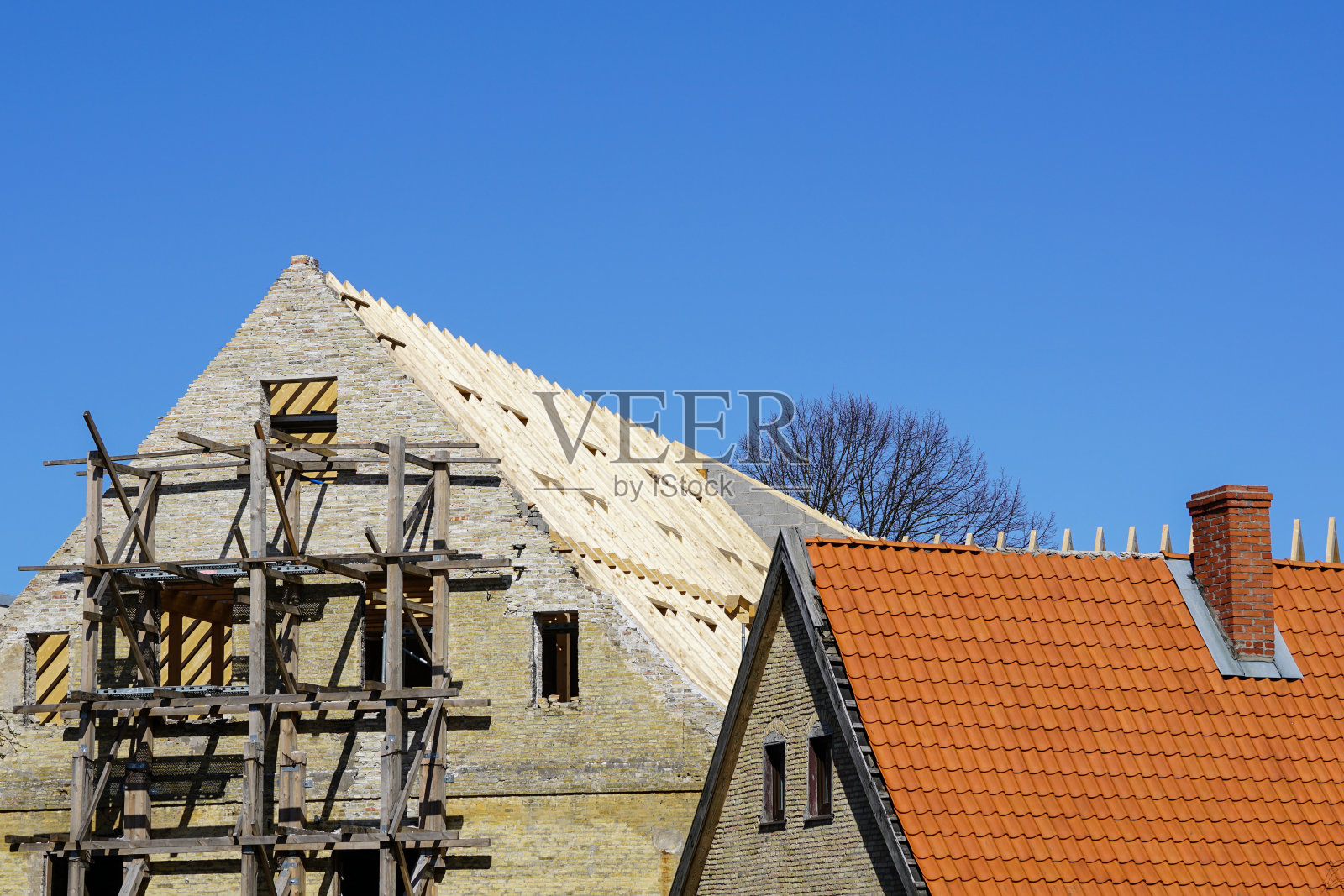 更换历史建筑的屋顶结构和屋顶照片摄影图片
