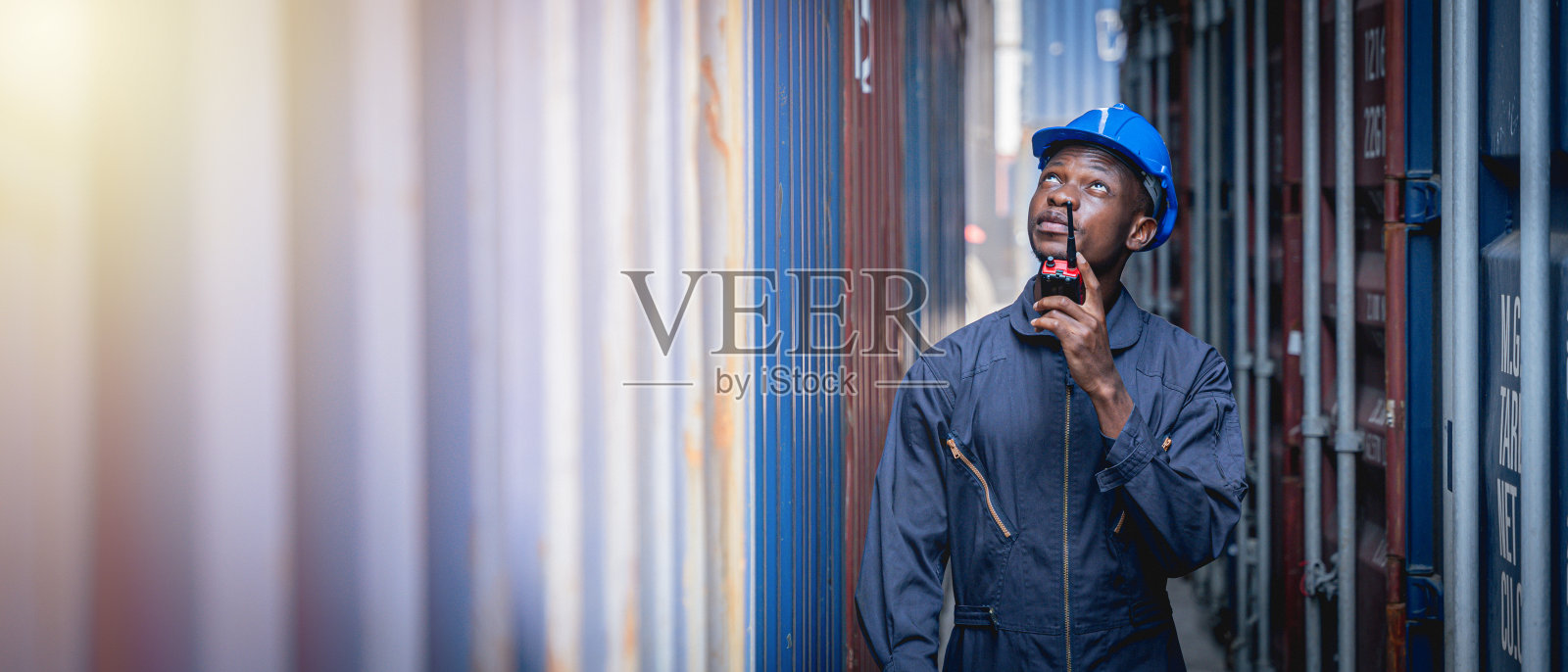 码头工人检查集装箱。照片摄影图片