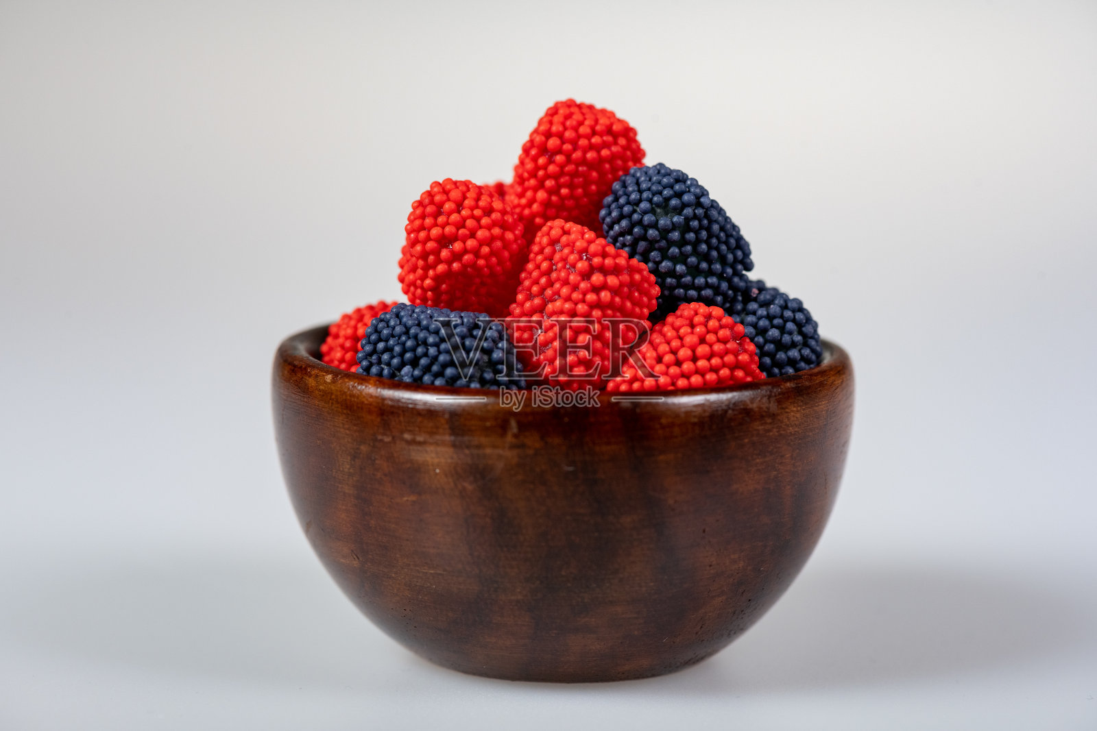 草莓和蓝莓软糖覆盖照片摄影图片