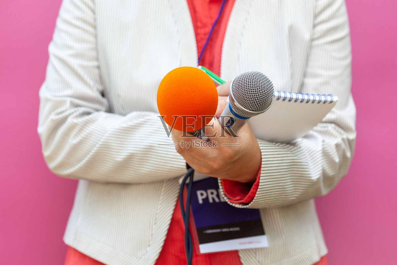聚焦麦克风,女记者在新闻发布会上撰写颁奖典礼笔记照片摄影图片