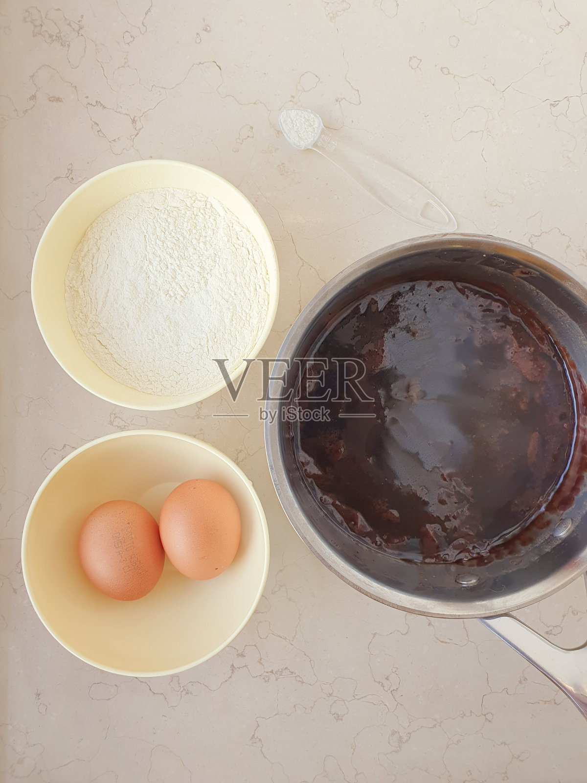 2碗和金属锅配料鸡蛋面粉面团大理石平铺照片摄影图片