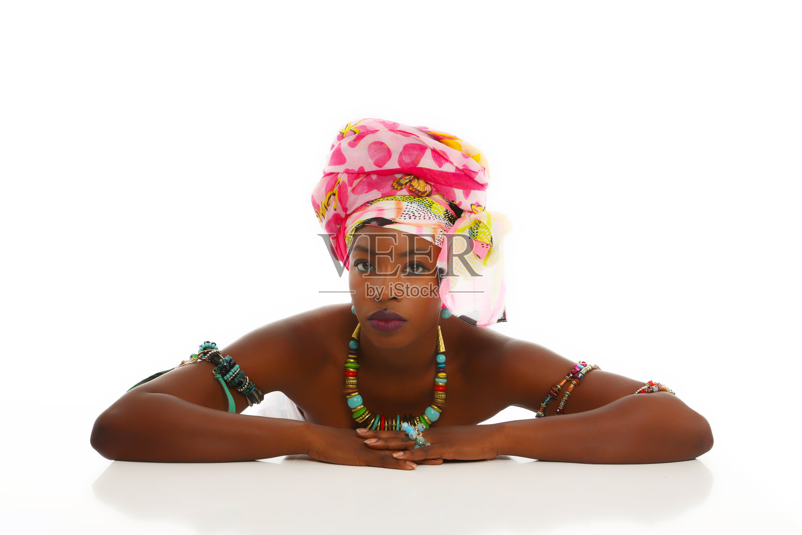 一名美丽的年轻女子戴着传统的非洲头巾,背景是白色照片摄影图片