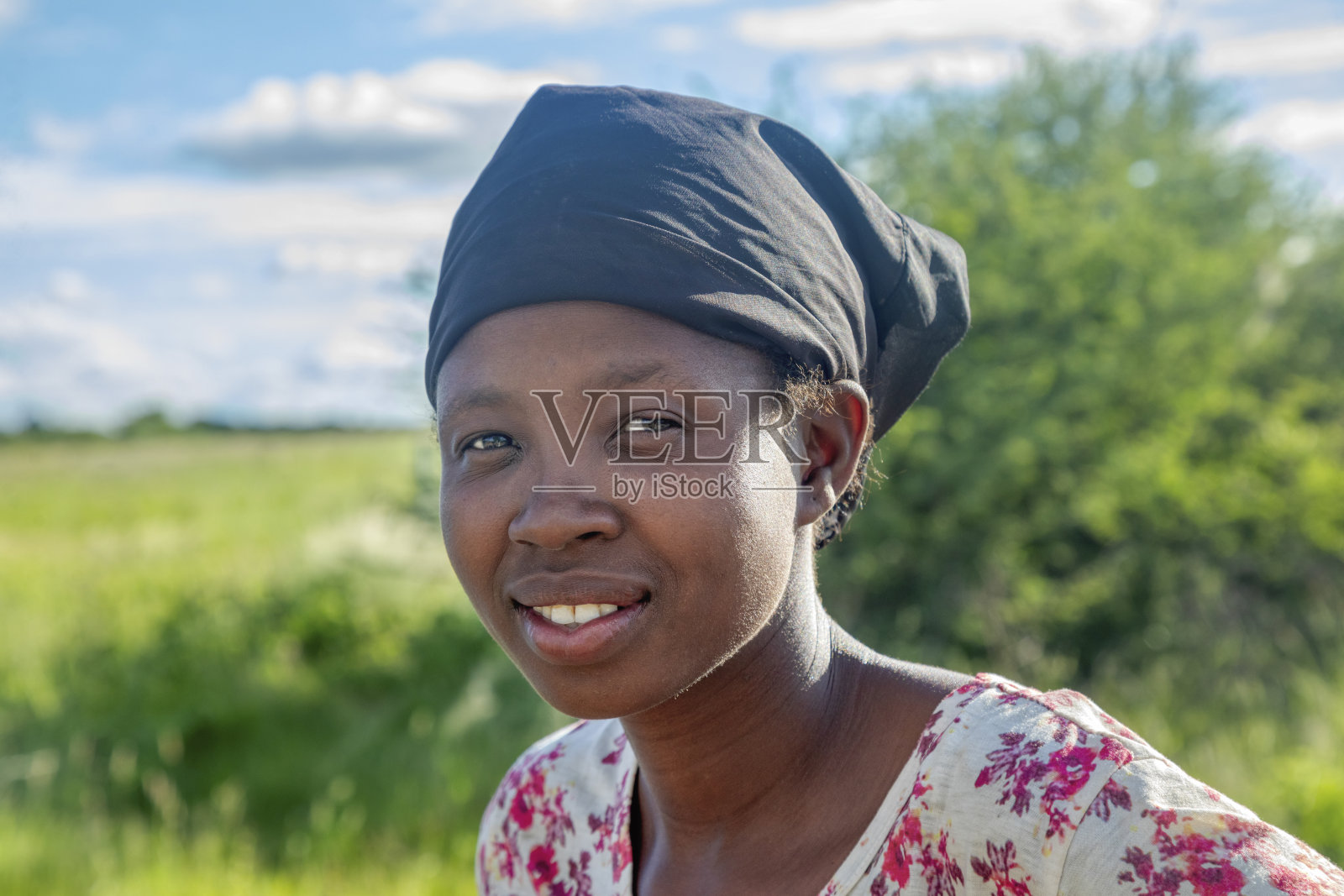 在田里工作的非洲妇女照片摄影图片