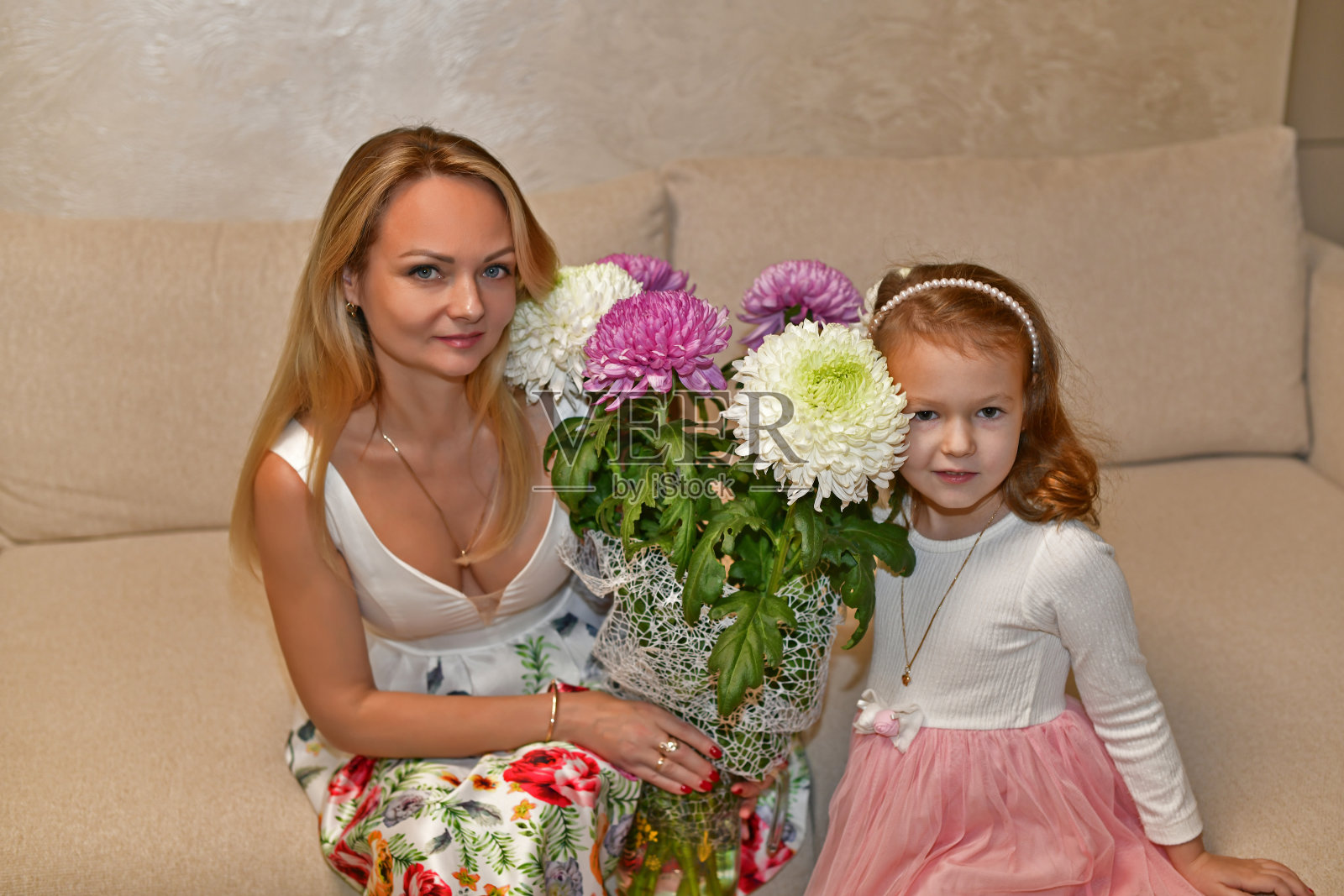 妈妈和女儿的美丽照片摄影图片