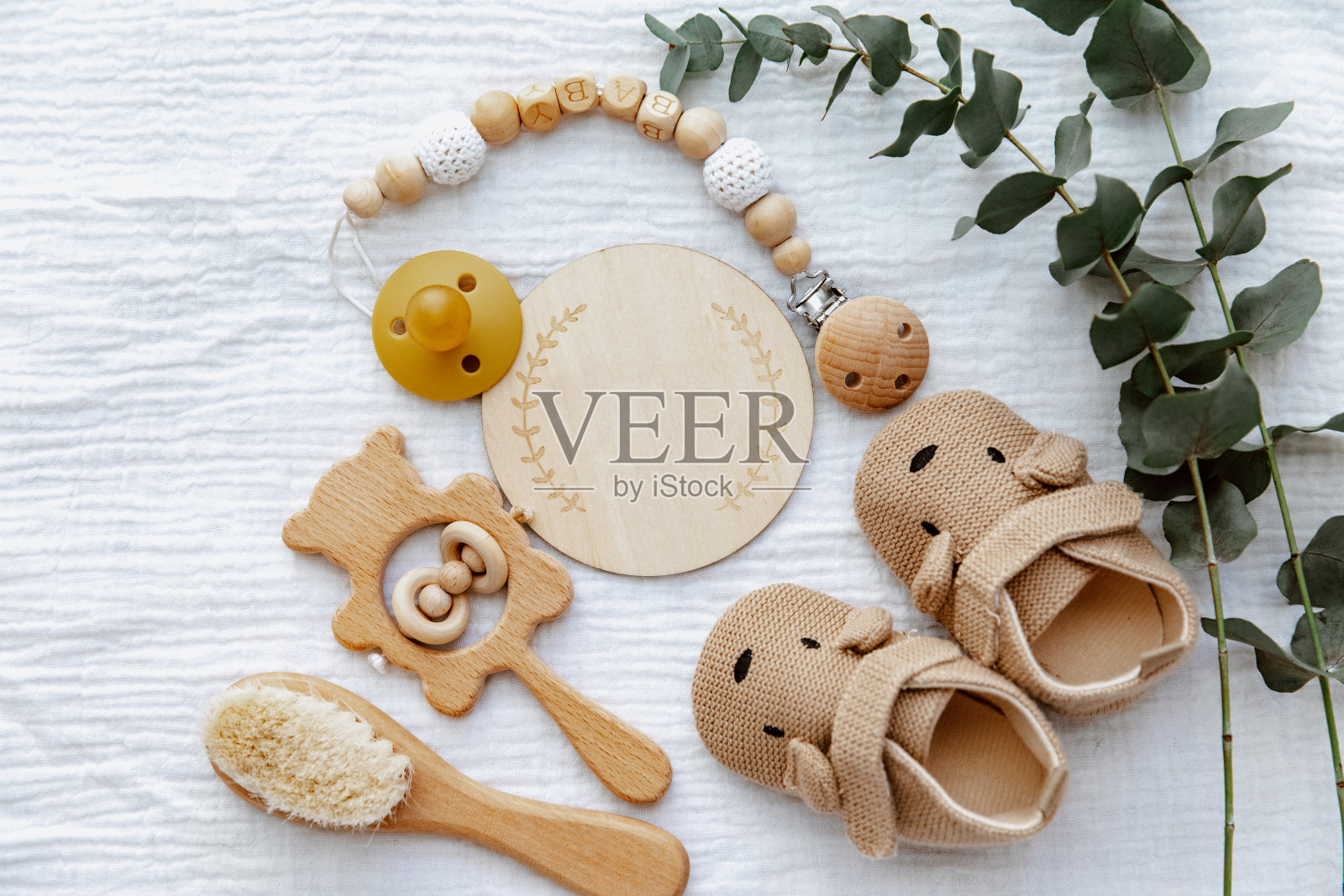 新生儿鞋,空卡片和木制玩具。婴儿背景,俯视图,平躺,复制空间照片摄影图片