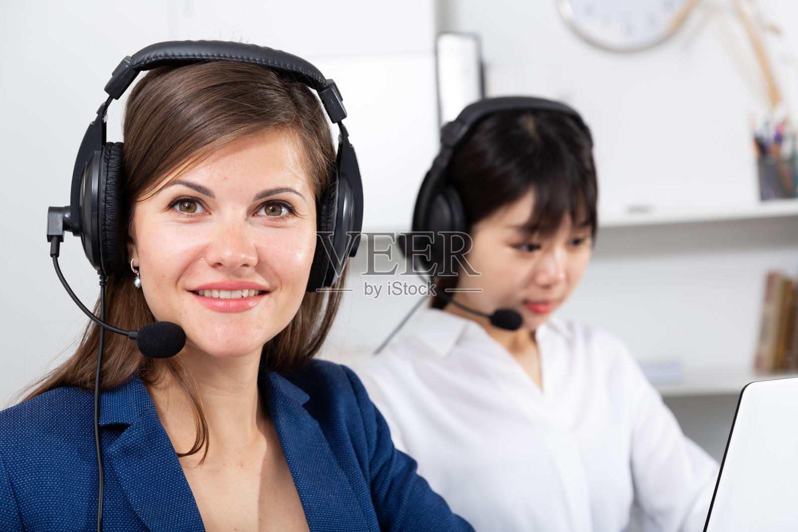 妇女热线接线员的肖像照片摄影图片