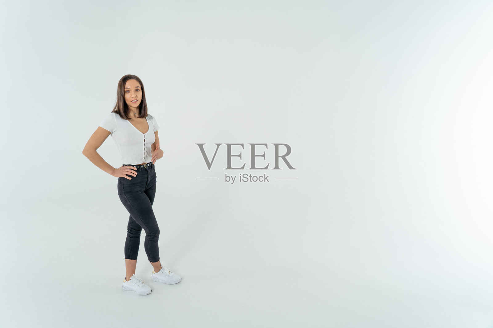 女人穿着休闲黑色和裁剪与应付空间照片摄影图片