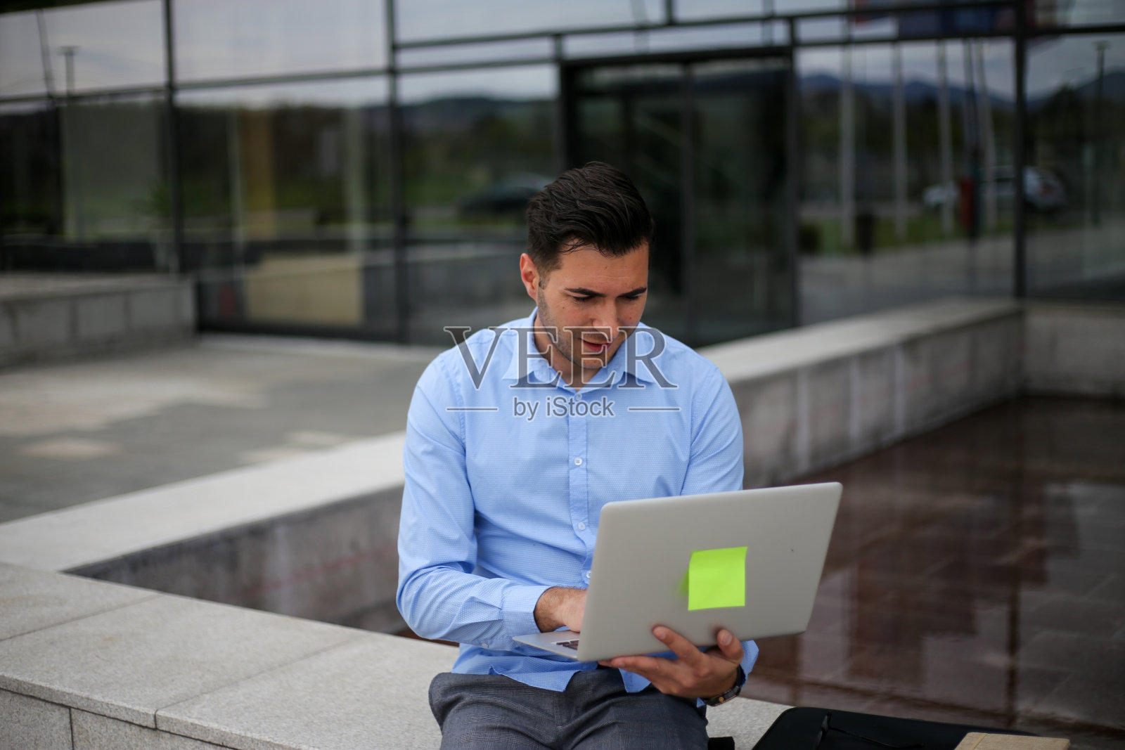 商业上的行动:商人在他的笔记本电脑上的街道股票照片照片摄影图片
