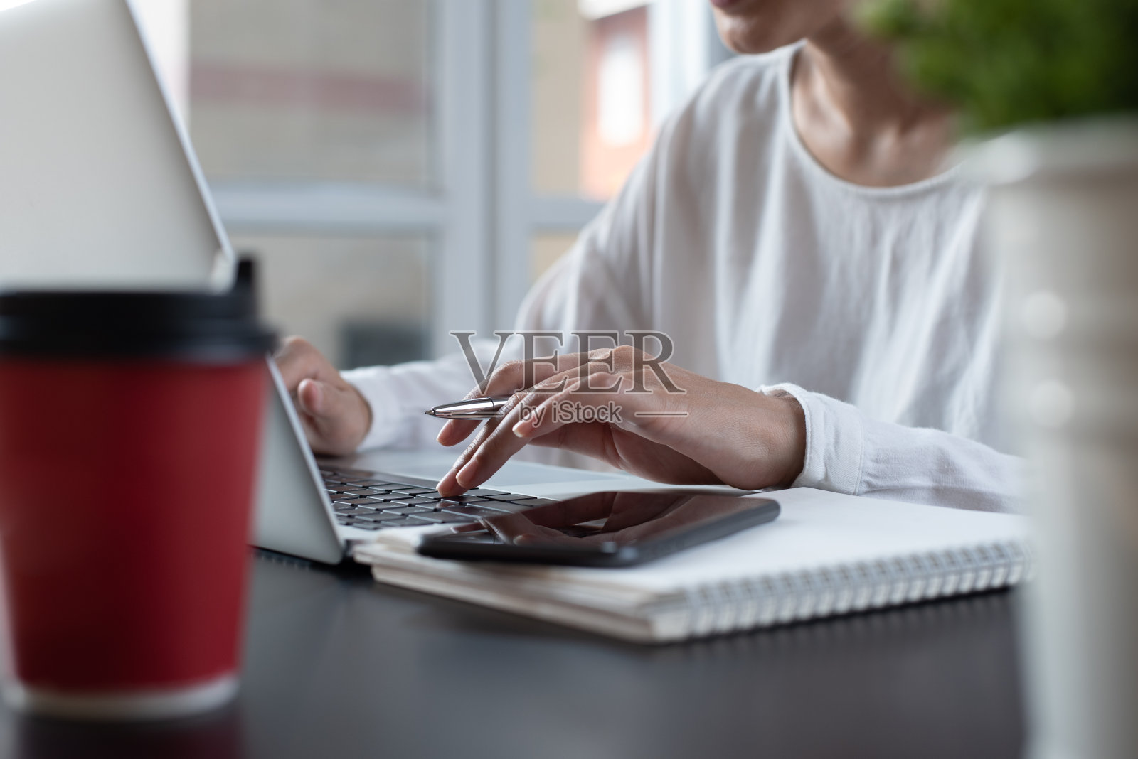 在家庭办公室用笔记本电脑工作的商业女性照片摄影图片