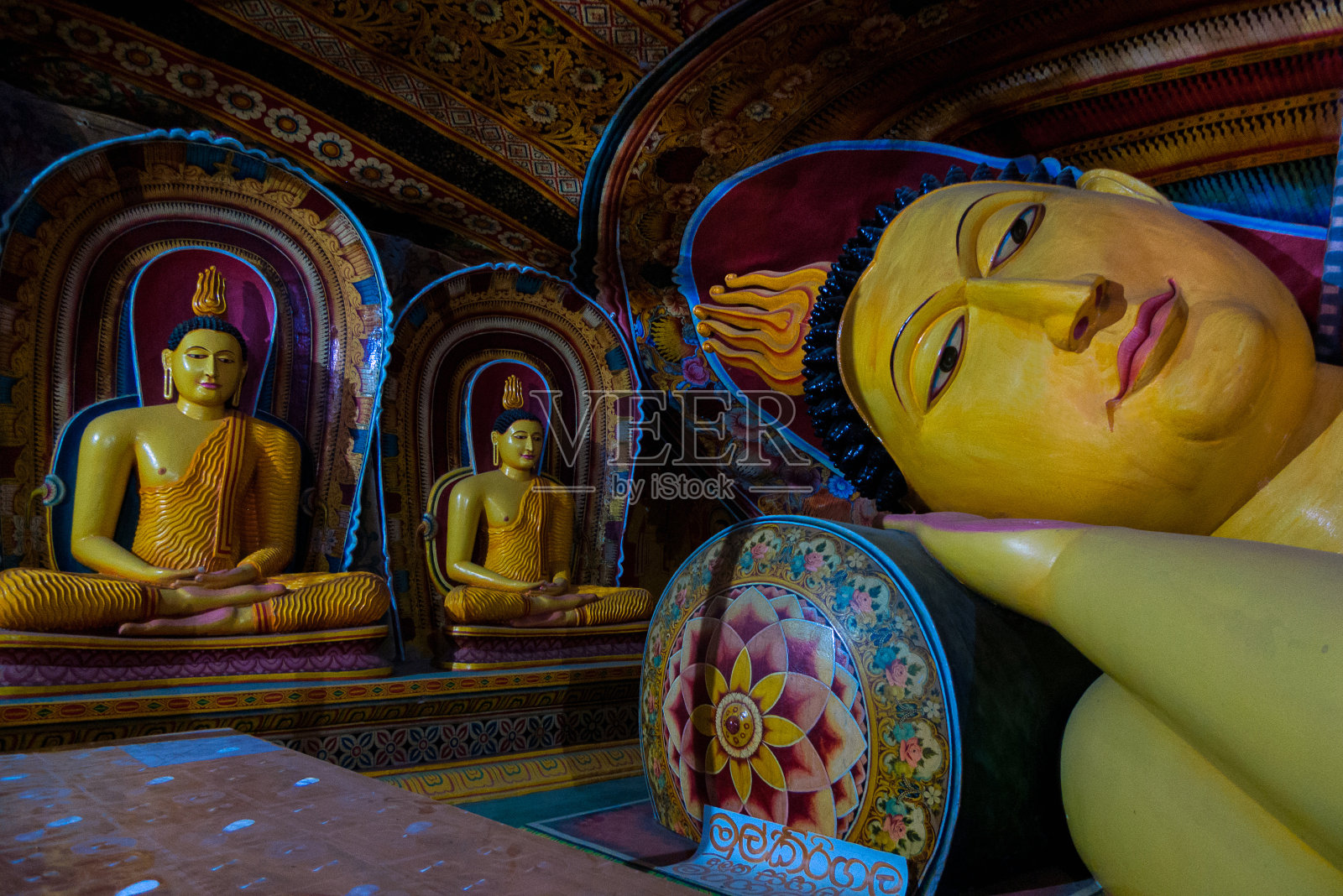 倾斜的佛照片摄影图片