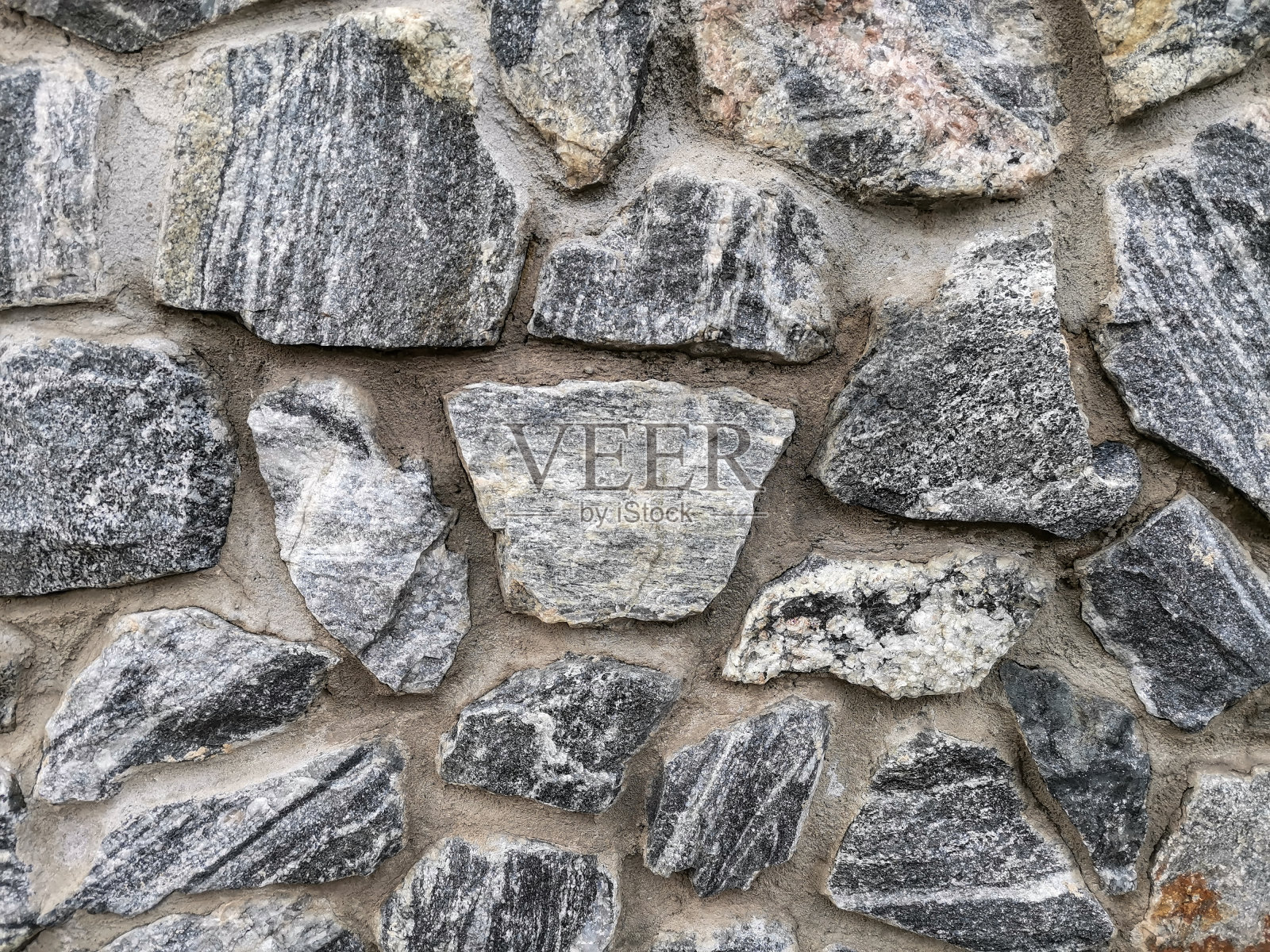 在柔和的灯光下,旧的灰色纹理砖石栅栏照片摄影图片