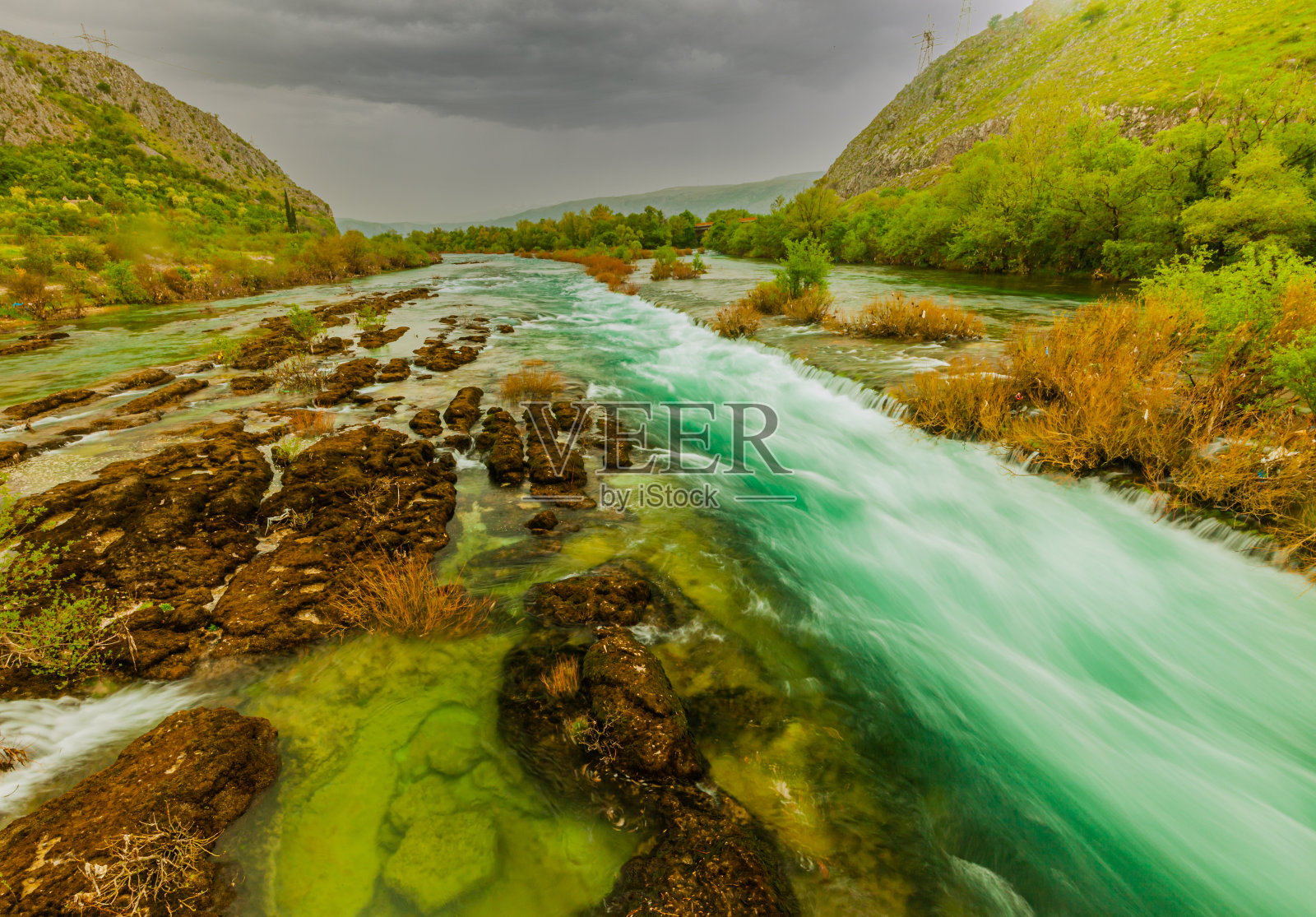 布纳河与涅雷特瓦河在波斯尼亚-黑塞哥维那汇合照片摄影图片