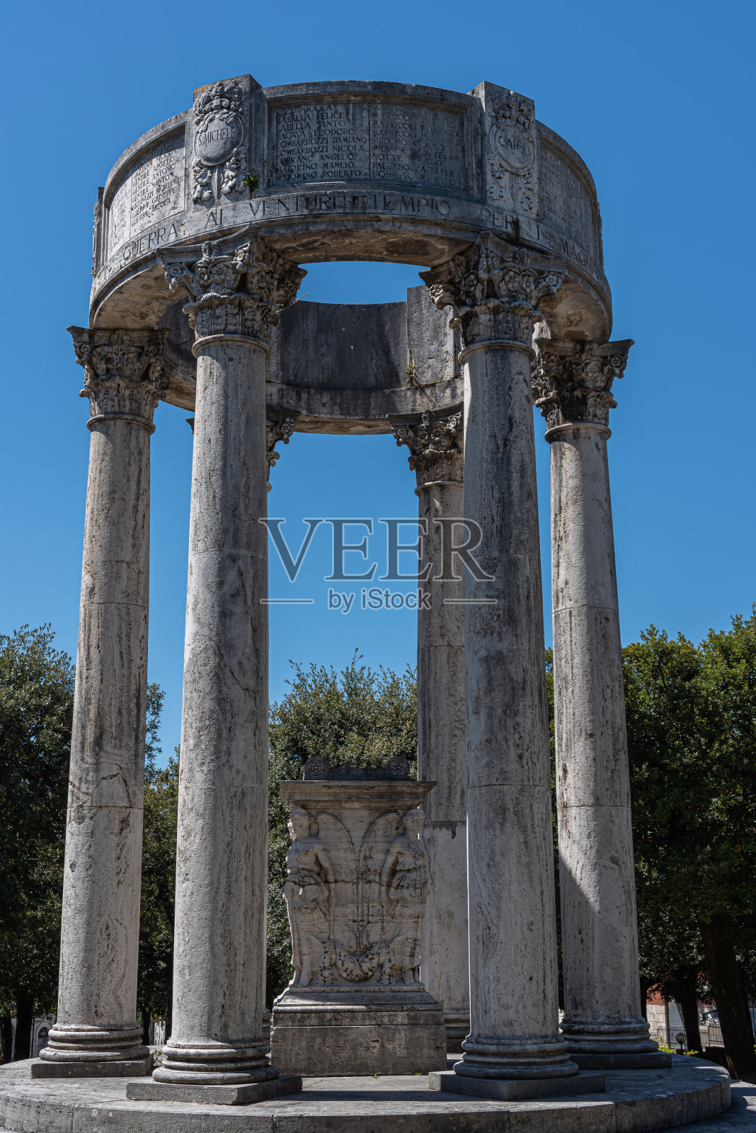 Isernia,莫利塞。第一次世界大战阵亡者的纪念碑照片摄影图片