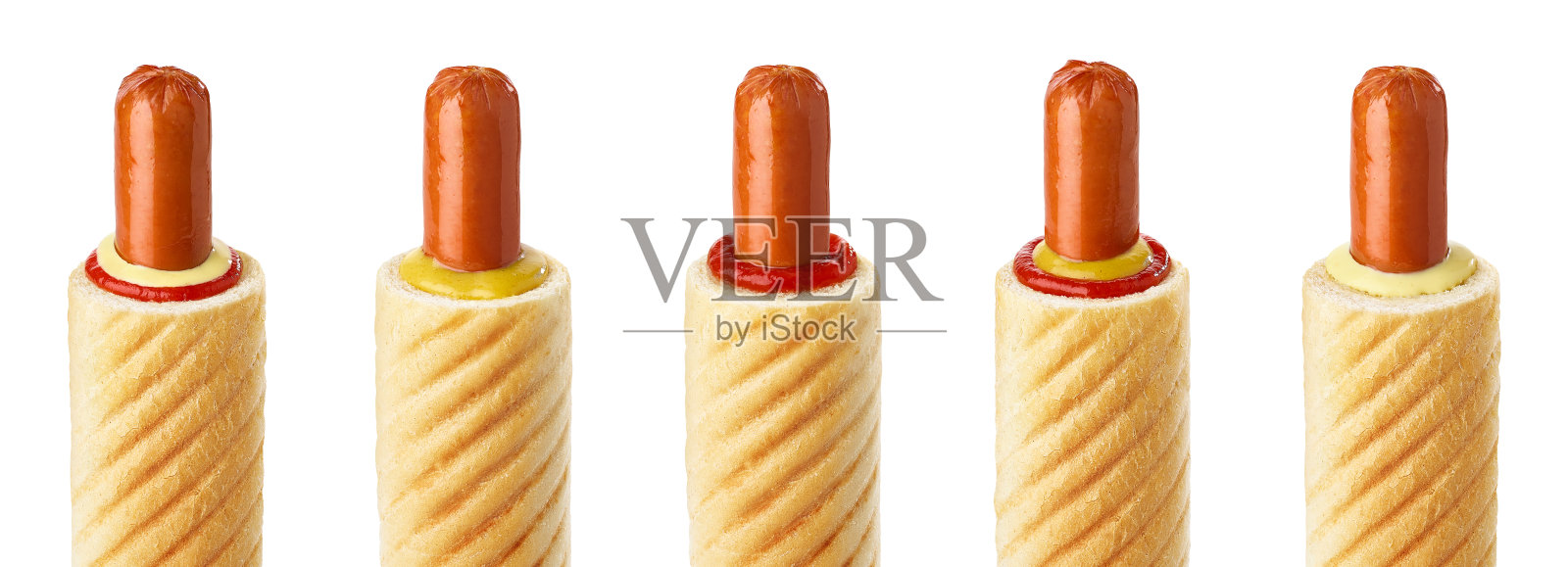 一套配有不同酱料的法式热狗——番茄酱、芥末酱和蛋黄酱照片摄影图片