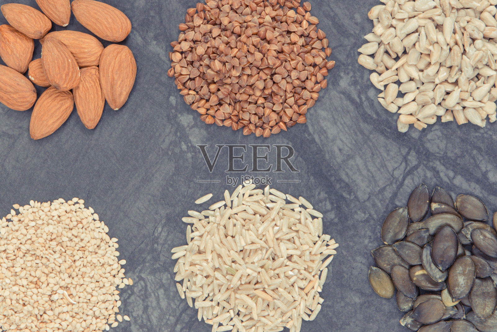 营养产品和成分的来源维生素,为健康的甲状腺照片摄影图片