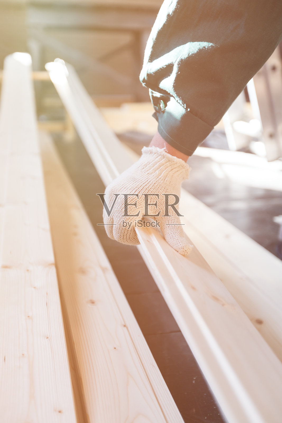 双手戴着布手套,手持木板照片摄影图片