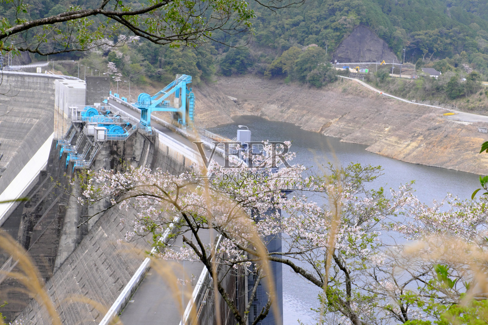 从上面看到的鹤田大坝的堰塞湖照片摄影图片