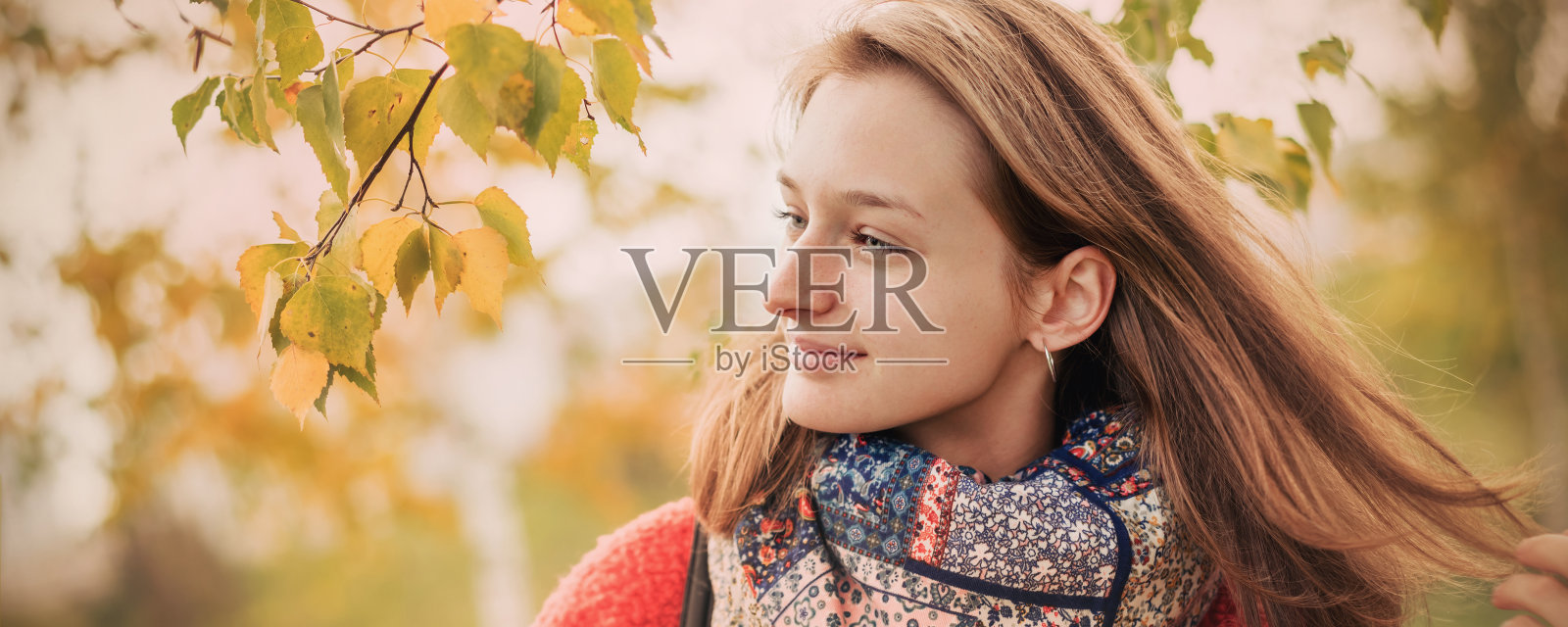 身份女性肖像与棕色头发随风飘扬照片摄影图片