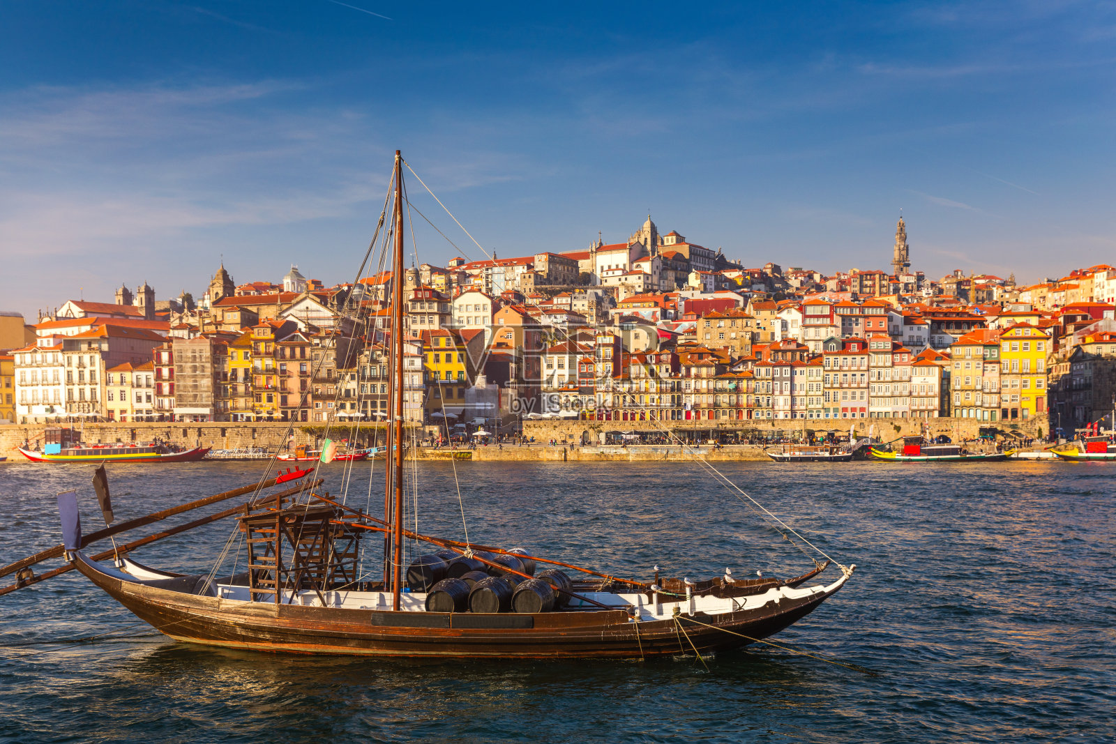 位于欧洲葡萄牙波尔图市中心里贝拉的杜罗河畔的老城码头上的葡萄酒船。葡萄牙波尔图照片摄影图片