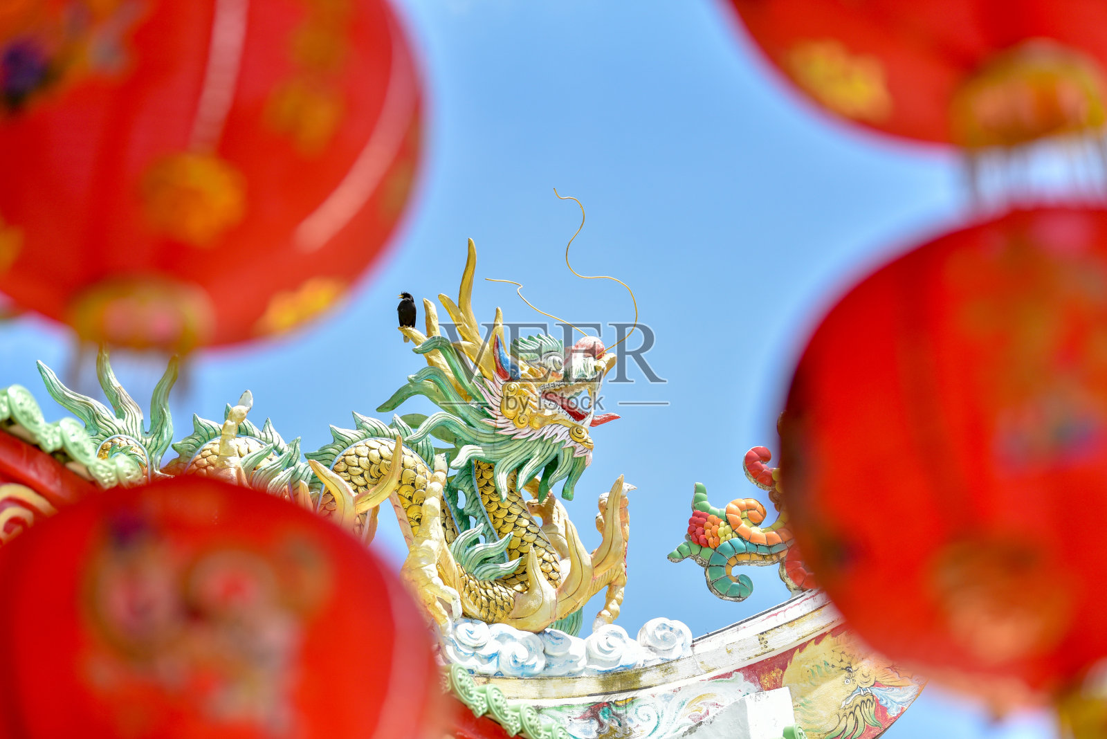 中国传统艺术神龛中的龙雕像照片摄影图片