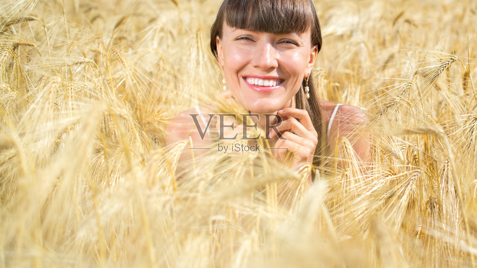 麦田里一个快乐的年轻白人女人照片摄影图片