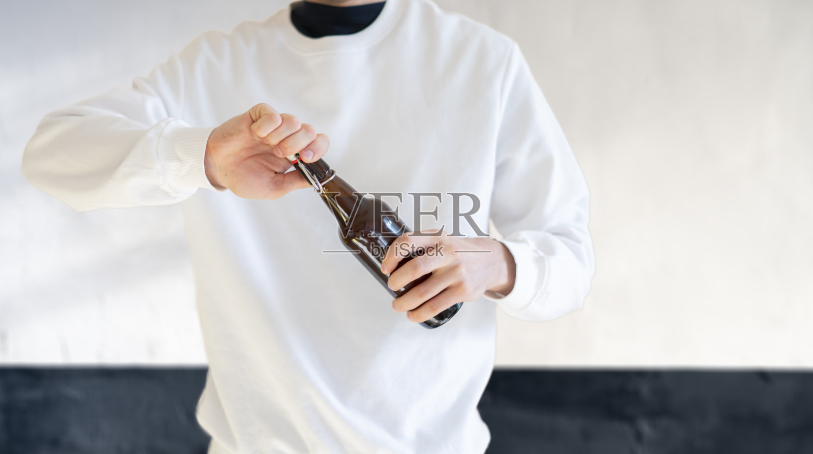 男人在派对上开啤酒瓶,有坏习惯,嗜酒成瘾照片摄影图片