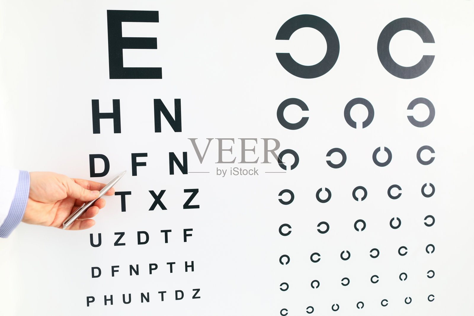 银色圆珠笔指向视力检查表中的字母照片摄影图片