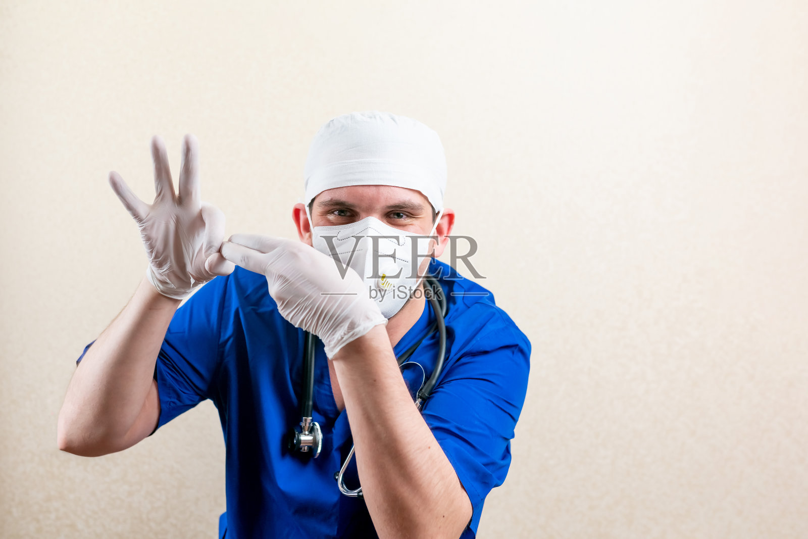 泌尿科医生戴口罩和手套。在一个灯光背景上。照片摄影图片