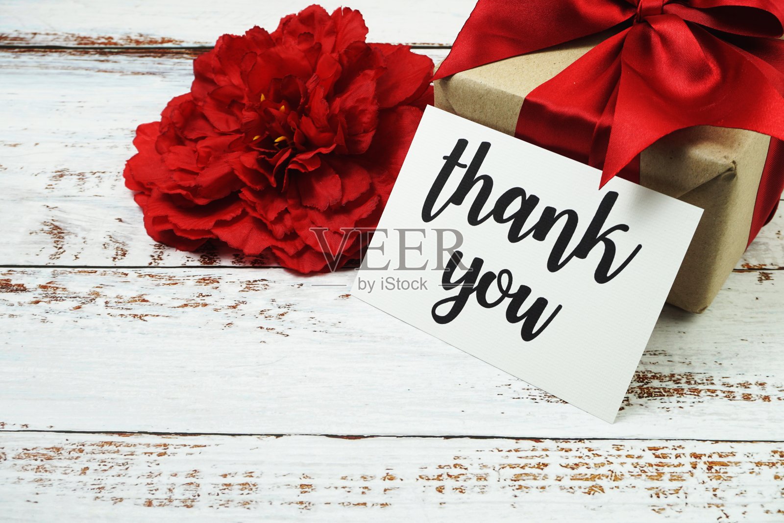 感谢您的贺卡与礼盒礼物和鲜花装饰在木制背景照片摄影图片