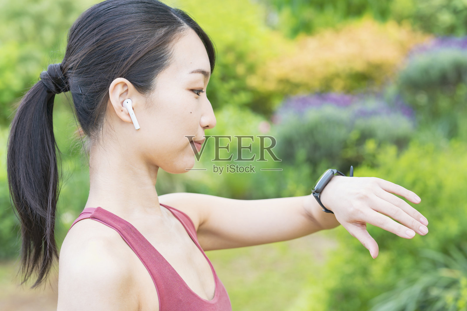 一个穿着运动服和操作智能手表的女人照片摄影图片