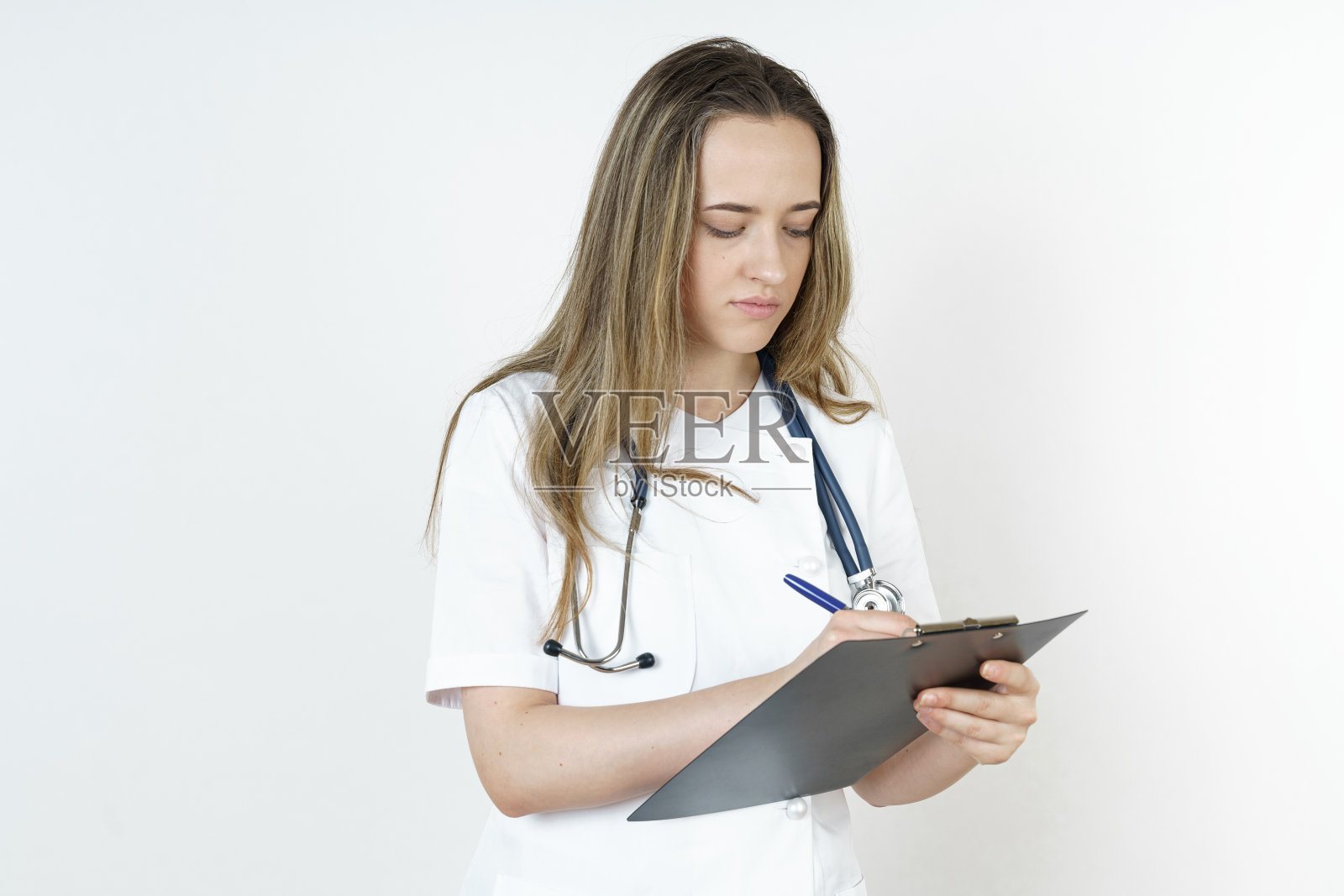 医学健康理念。医生把信息写进药片里。照片摄影图片