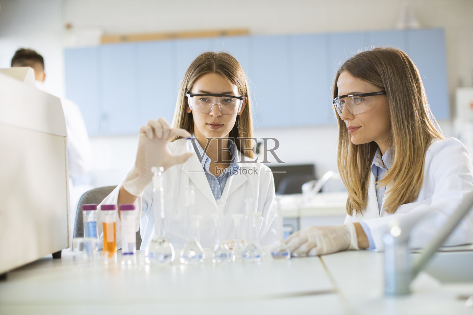 一群年轻女性研究人员在实验室分析化学数据照片摄影图片