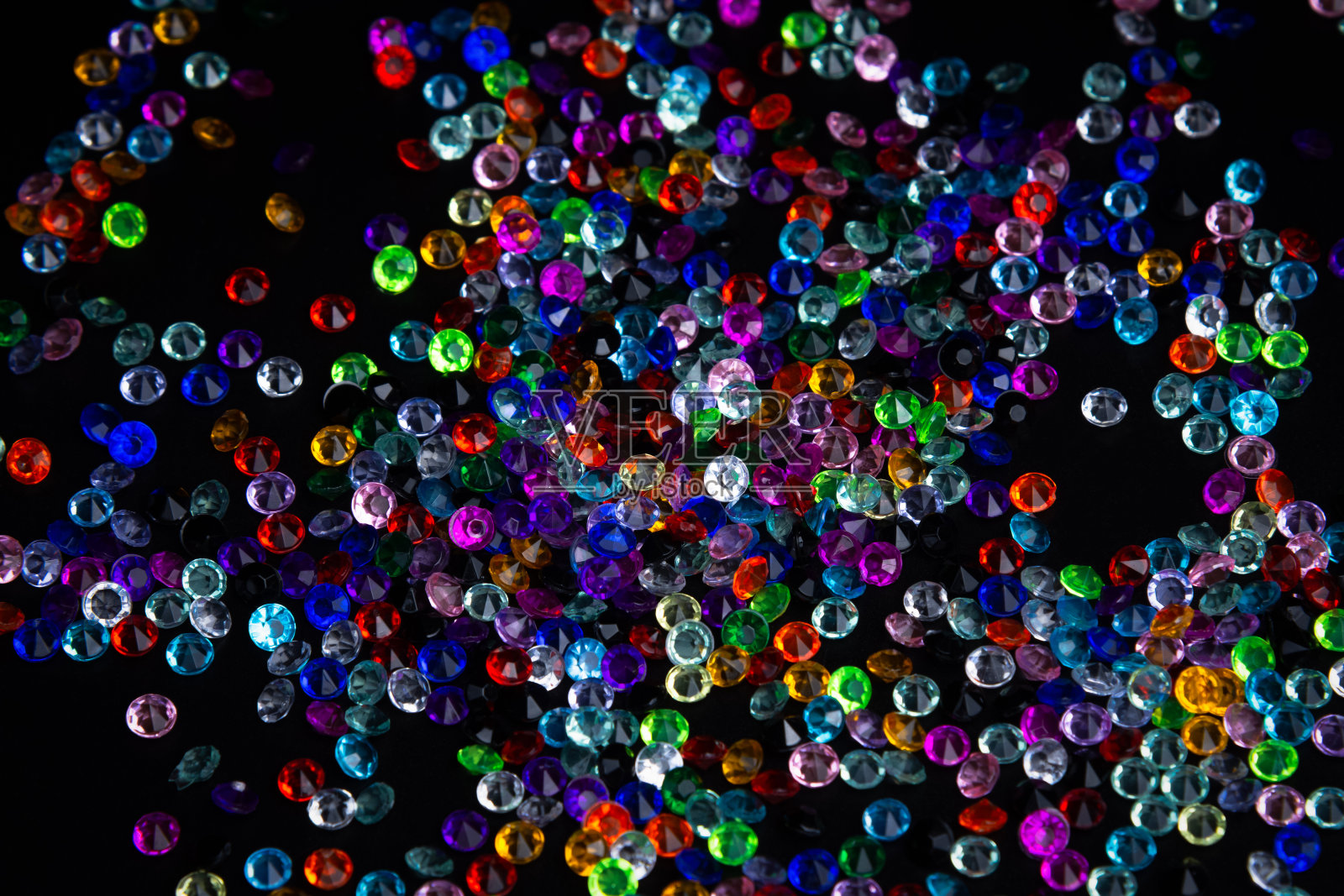 黑色背景上的宝石。黑色背景上的彩色宝石。照片摄影图片