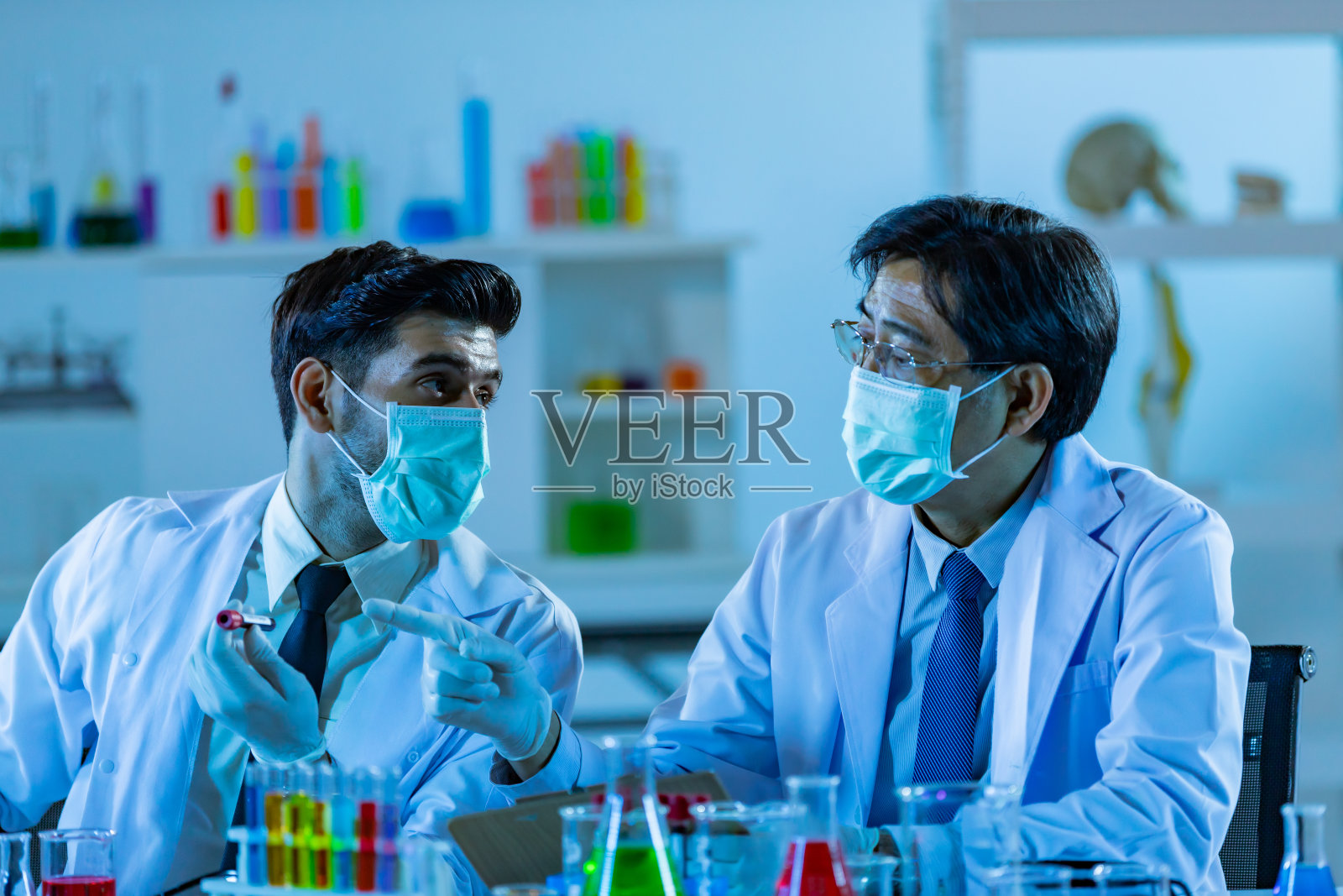 分析新一代疫苗试验数据的研究科学家团队。照片摄影图片