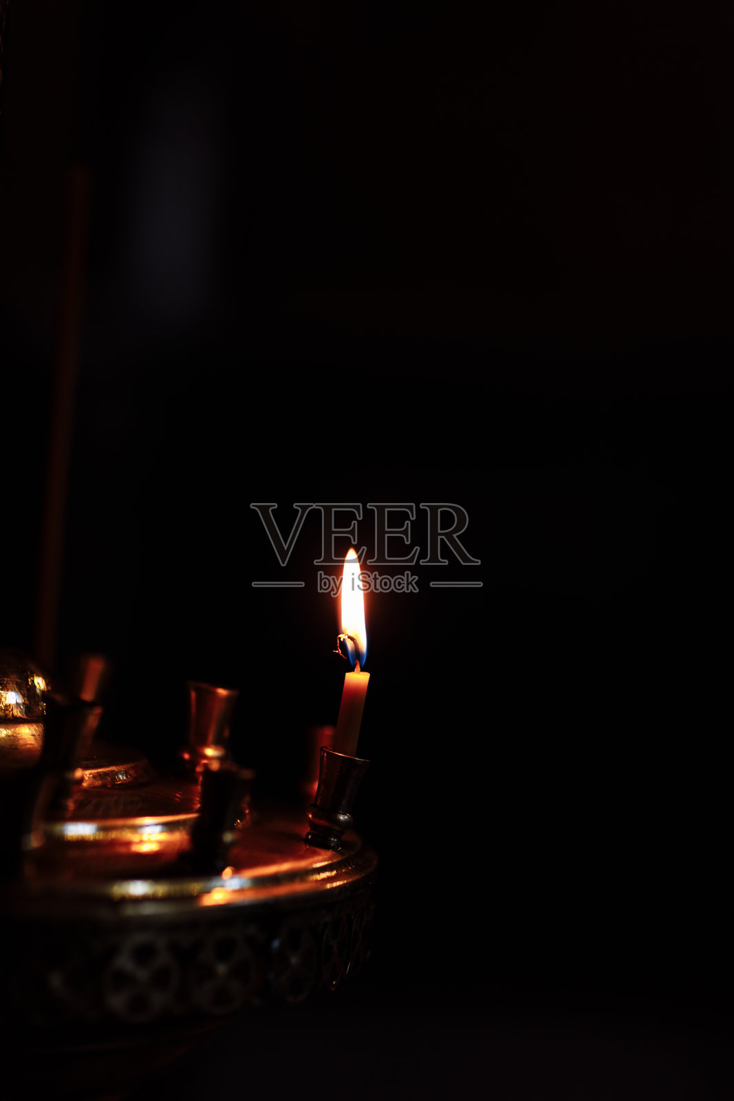 燃烧的蜡烛在黑色背景孤立的特写。照片摄影图片