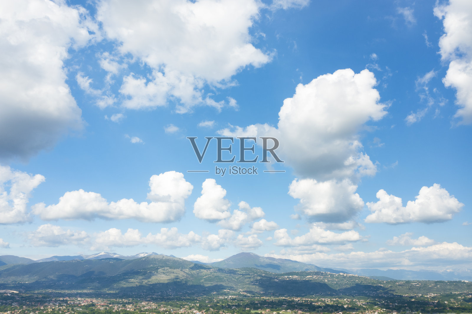 美丽的蓝天和蓬松的云朵。航拍,自然背景与复制空间。照片摄影图片