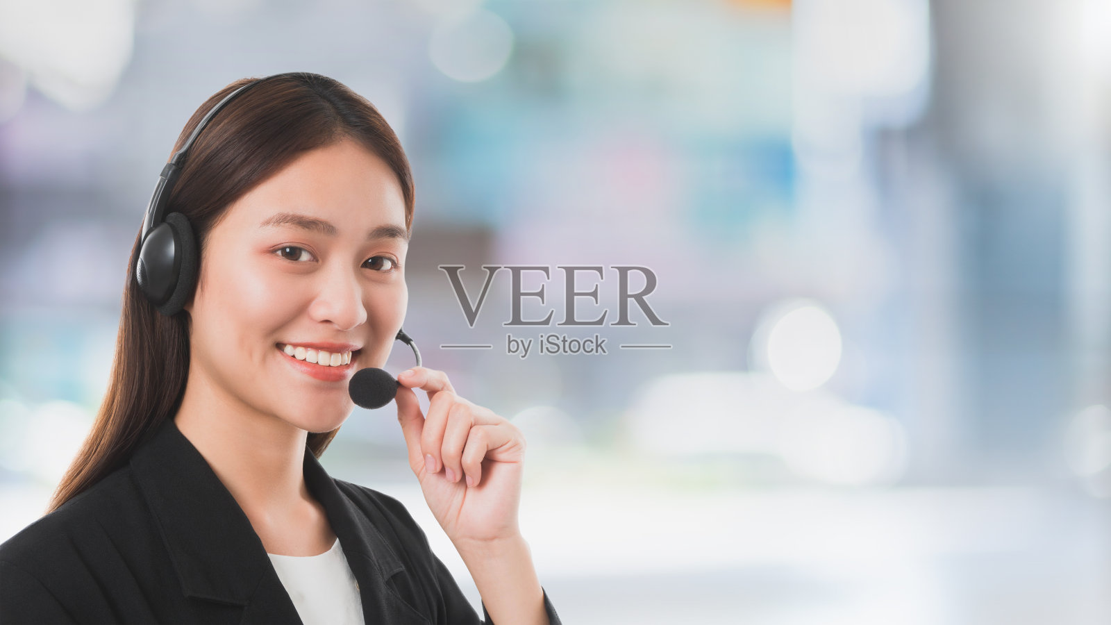 亚洲客户服务接线员女性,戴着麦克风在呼叫中心工作,联系办公空间背景。美丽的笑脸。电话销售代理的工作概念。照片摄影图片