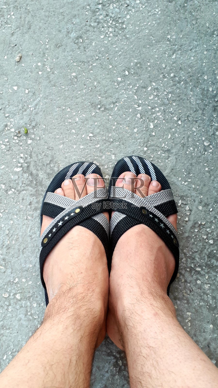 光脚穿拖鞋照片摄影图片