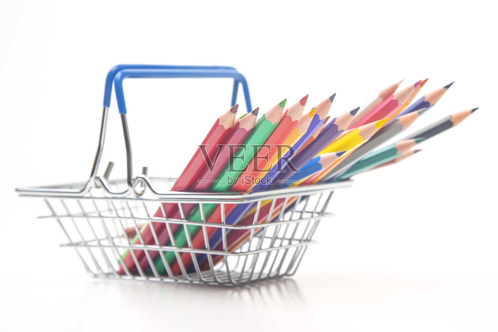 一套放在市集篮子里画画用的彩色铅笔。商业销售中的市场营销照片摄影图片