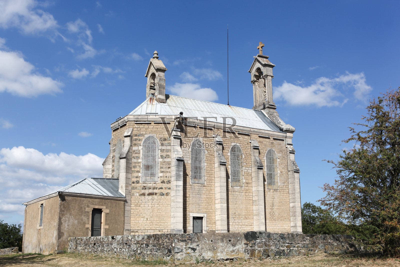 法国博若莱的布鲁伊山教堂照片摄影图片