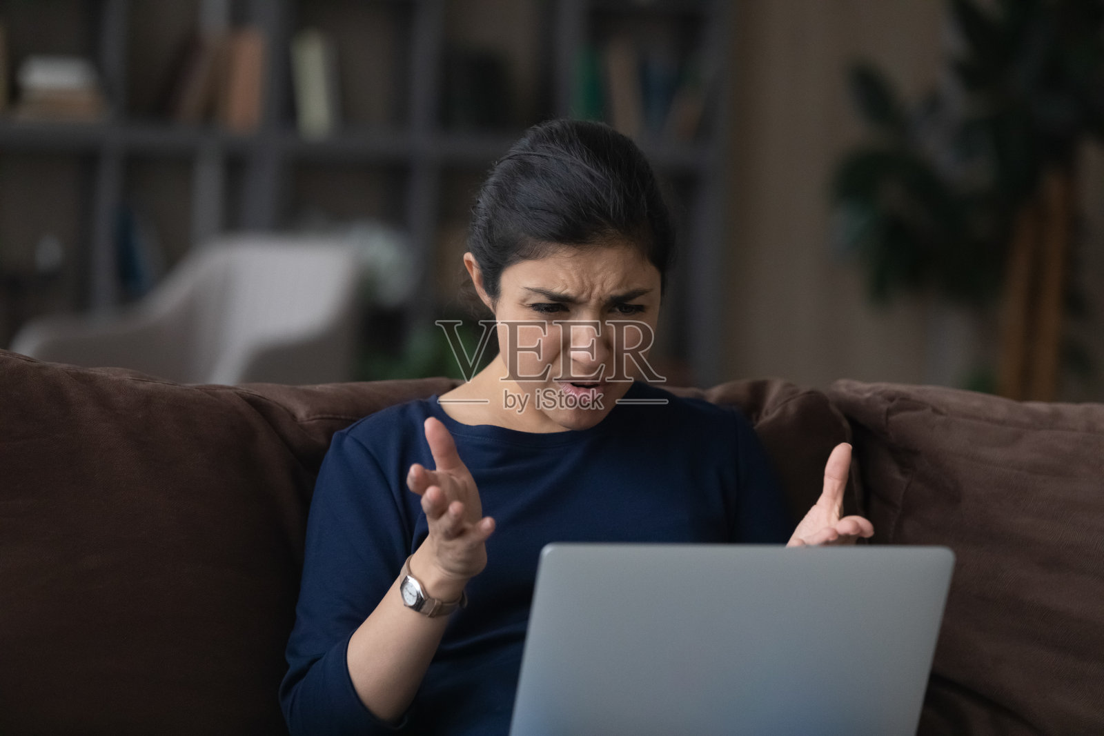不开心的印度女人用笔记本电脑工作有问题照片摄影图片